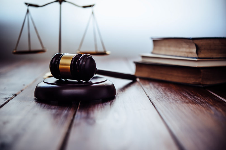 LA FAMILLE FERREIRA S'ENTREDÉCHIRE À LA BARRE POUR L'HÉRITAGE LAISSÉ PAR LEUR DÉFUNTE MÈRE : Elle traduit en justice l'un des frères, Grégoire Ferreira et lui réclame 1 milliard de dédommagement pour des terres qu'il a vendues LA FAMILLE FERREIRA S'ENTREDÉCHIRE À LA BARRE POUR L'HÉRITAGE LAISSÉ PAR LEUR DÉFUNTE MÈRE : Elle traduit en justice l'un des frères, Grégoire Ferreira et lui réclame 1 milliard de dédommagement pour des terres qu'il a vendues