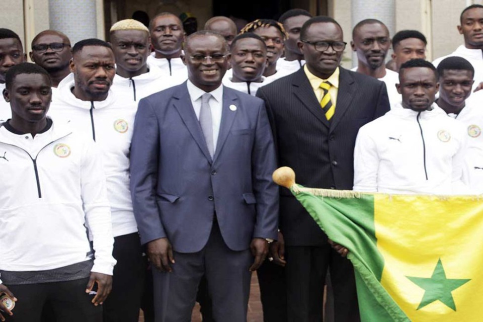 CHAN 2023 – REMISE DU DRAPEAU : Les Lions locaux gonflés avant leur départ CHAN 2023 – REMISE DU DRAPEAU : Les Lions locaux gonflés avant leur départ
