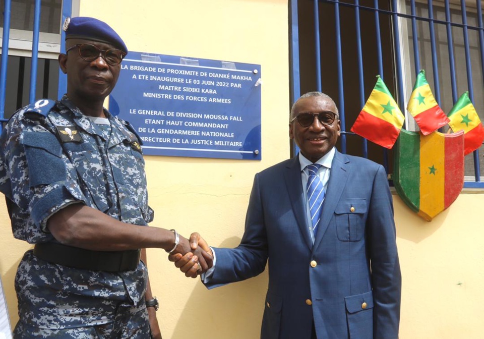 Sidiki Kaba chante l’armée et défend le Général Moussa Fall Sidiki Kaba chante l’armée et défend le Général Moussa Fall