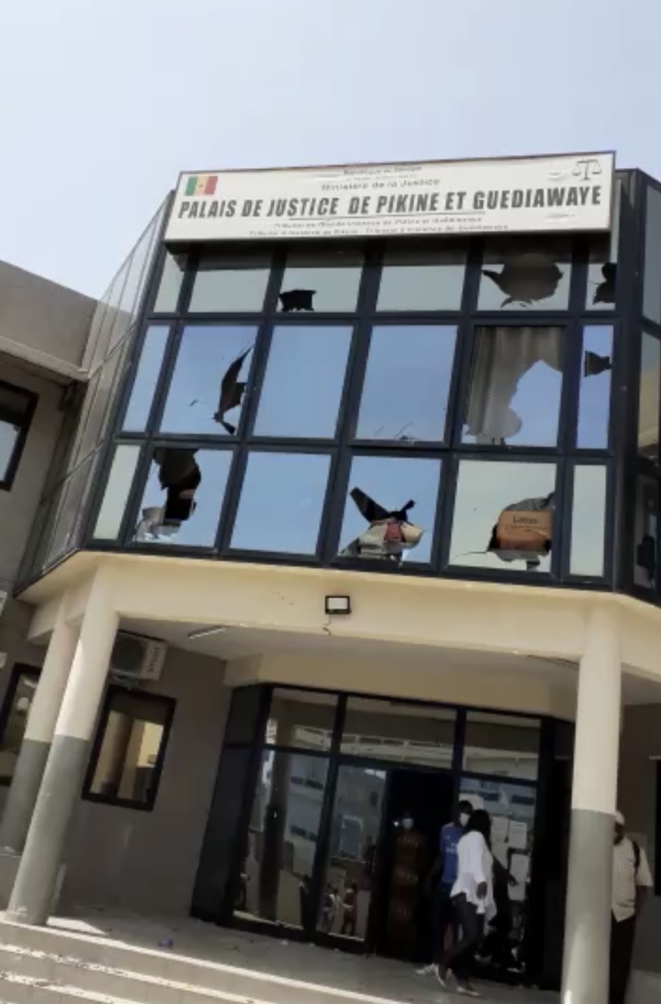 VIOL COLLECTIF A PIKINE/TECHNOPOLE: Un gang de charretiers se relaie sur une déficiente mentale dans les champs VIOL COLLECTIF A PIKINE/TECHNOPOLE: Un gang de charretiers se relaie sur une déficiente mentale dans les champs