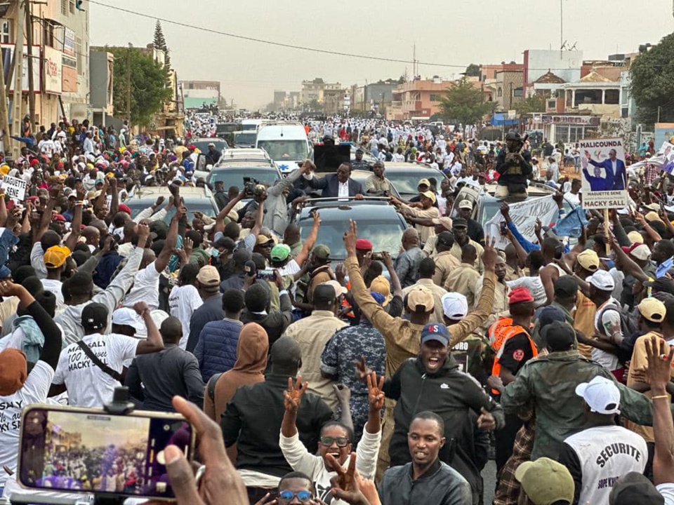CONSEIL DES MINISTRES DECENTRALISE A THIES :Macky Sall se tape un accueil populaire et magnifie son compagnonnage avec Idy CONSEIL DES MINISTRES DECENTRALISE A THIES :Macky Sall se tape un accueil populaire et magnifie son compagnonnage avec Idy