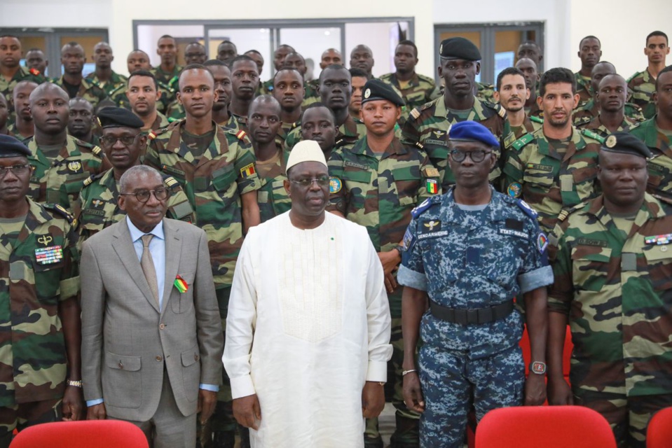 EN VISITE AU CAMP MILITAIRE GENERAL JOSEPH LOUIS TAVAREZ DA SOUZA: Macky séduit les officiers et les militaires du rang