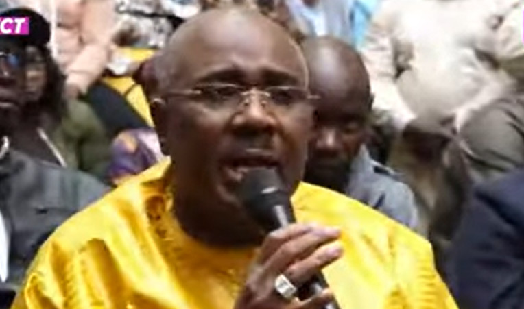 Farba Ngom chauffe les militants