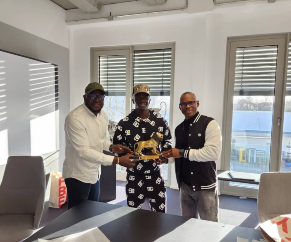 POUR LA 7E FOIS: Sadio Mané a reçu hier son trophée Jules Bocandé des mains de l’Anps à Munich POUR LA 7E FOIS: Sadio Mané a reçu hier son trophée Jules Bocandé des mains de l’Anps à Munich