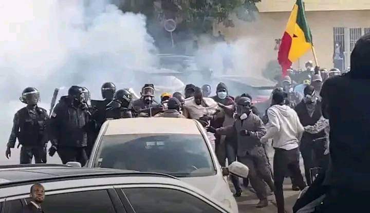 AUDITIONNÉ À LA SURETÉ URBAINE: Yarga Sy, militant de Pastef, reconnaît avoir mis à la disposition de Sonko une écharpe imbibée de vinaigre