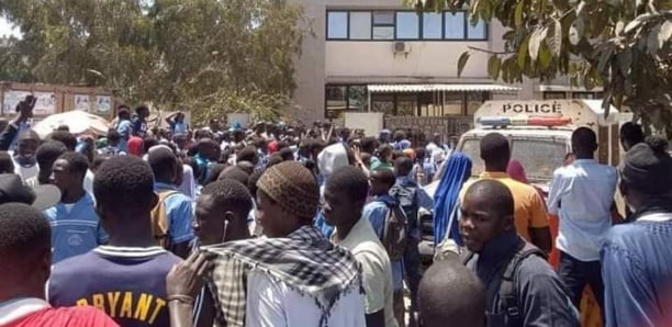 Guédiawaye : les élèves prennent d’assaut la devanture du Tribunal