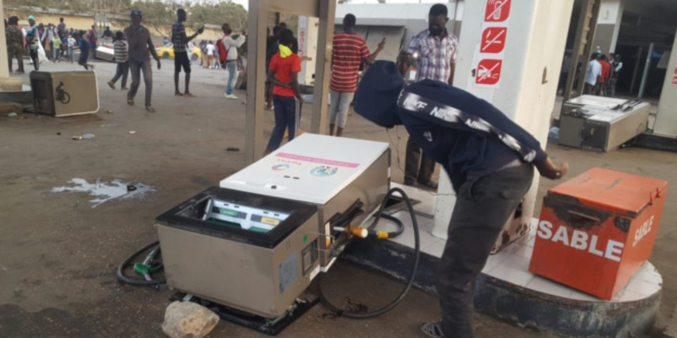 LES GÉRANTS DE STATIONS-SERVICE HAUSSENT LE TON: «Nous avons les moyens d’identifier les malfaiteurs et allons les poursuivre pour destruction de biens publics et vol aggravé» LES GÉRANTS DE STATIONS-SERVICE HAUSSENT LE TON: «Nous avons les moyens d’identifier les malfaiteurs et allons les poursuivre pour destruction de biens publics et vol aggravé»