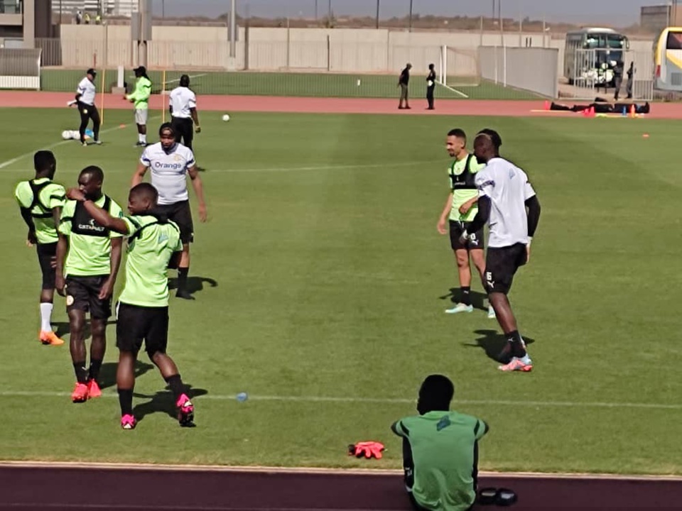 DEUXIÈME GALOP D'ENTRAÎNEMENT DES LIONS 23 :joueurs à l'entraînement, seul Pape Guèye manque à l'appel du coach Cissé DEUXIÈME GALOP D'ENTRAÎNEMENT DES LIONS 23 :joueurs à l'entraînement, seul Pape Guèye manque à l'appel du coach Cissé