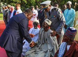 CÉRÉMONIE DE DÉCORATION DES NEUF ANCIENS COMBATTANTS RENTRÉS AU SÉNÉGAL: Macky Sall rappelle les injustices à l’encontre de nos tirailleurs et remémore l’horreur des exécutions sommaires de Thiaroye 44