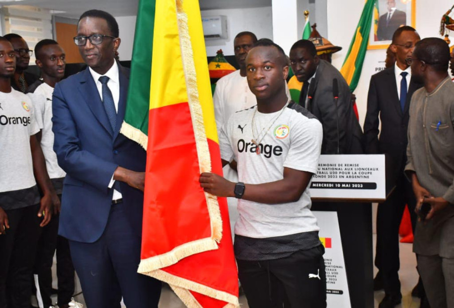 COUPE DU MONDE EN ARGENTINE :Le Premier ministre et ministre des Sports Amadou Ba a remis le drapeau national aux Lions U20