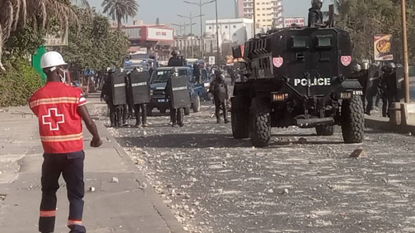 AMNESTY EXIGE UNE ENQUETE SUR LES ARMES LETALES A NGOR ET REVELE :« Les gendarmes ont utilisé des individus comme boucliers humains pour progresser dans un quartier… »