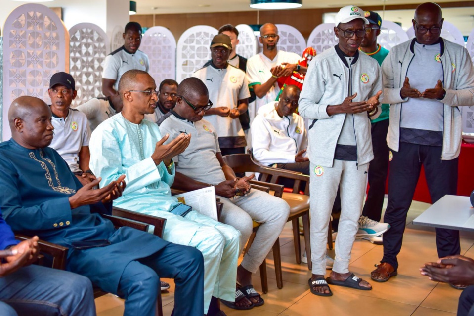 Aly Ngouille Ndiaye pose avec les Lionceaux en Algérie Aly Ngouille Ndiaye pose avec les Lionceaux en Algérie