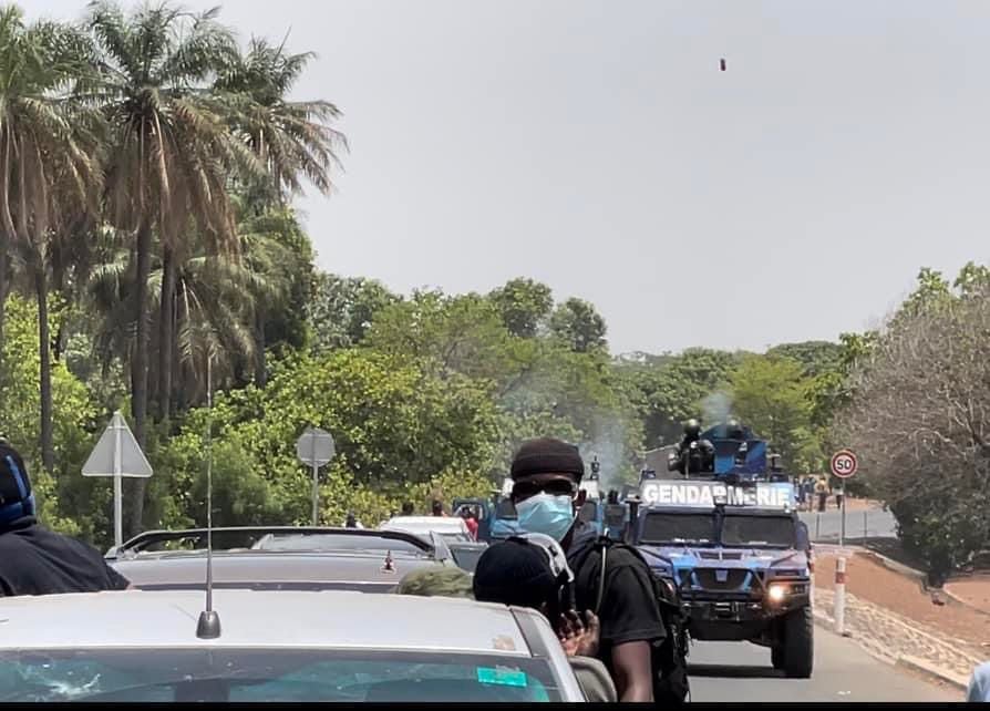 CARAVANE DE LA LIBERTE : Le Gign met de force Sonko dans une voiture et le convoie à Dakar