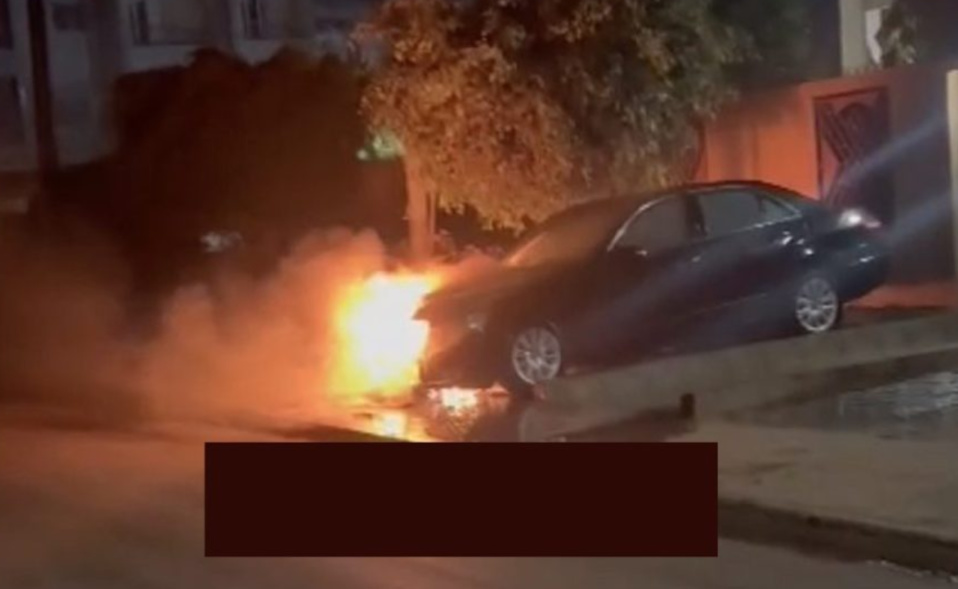 GUERILLA URBAINE A DAKAR :4 voitures calcinées chez Serigne Mbaye Thiam et 6 autres et un corbillard chez Matar Ba… GUERILLA URBAINE A DAKAR :4 voitures calcinées chez Serigne Mbaye Thiam et 6 autres et un corbillard chez Matar Ba…