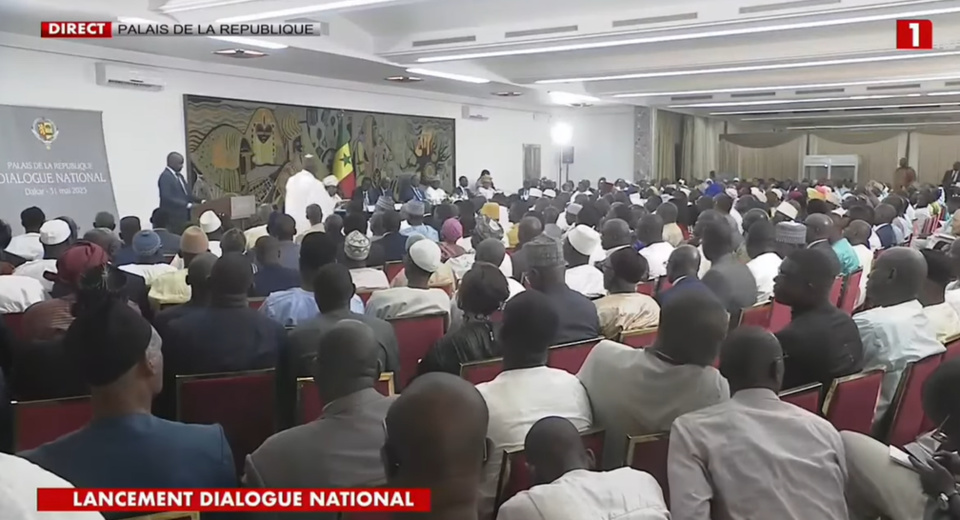 DIALOGUE CONTRE DIALOGUE :Le «peuple» n’a pas finalement tenu son dialogue DIALOGUE CONTRE DIALOGUE :Le «peuple» n’a pas finalement tenu son dialogue