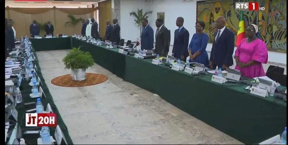 Une minute de silence du Pr Macky Sall et son gouvernement