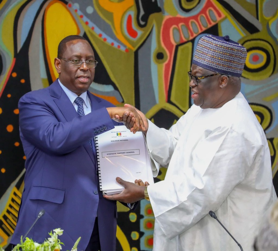 CÉRÉMONIE DE RESTITUTION DES CONCLUSIONS DU DIALOGUE NATIONAL : Macky Sall assimile les événements de juin à des actes terroristes, fixe une date pour parler du 3e mandat et espère une présidentielle apaisée CÉRÉMONIE DE RESTITUTION DES CONCLUSIONS DU DIALOGUE NATIONAL : Macky Sall assimile les événements de juin à des actes terroristes, fixe une date pour parler du 3e mandat et espère une présidentielle apaisée