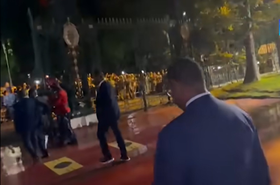 Des militants devant les grilles du Palais pour rendre hommage à Macky