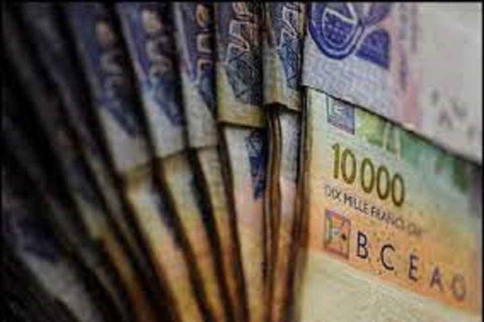 VOL ET RETRAIT FRAUDULEUX PRESUMES DE NUMERAIRES : Elle envoie par erreur 1.200.000 F sur le compte d’un footballeur qui refuse de restituer l’argent VOL ET RETRAIT FRAUDULEUX PRESUMES DE NUMERAIRES : Elle envoie par erreur 1.200.000 F sur le compte d’un footballeur qui refuse de restituer l’argent