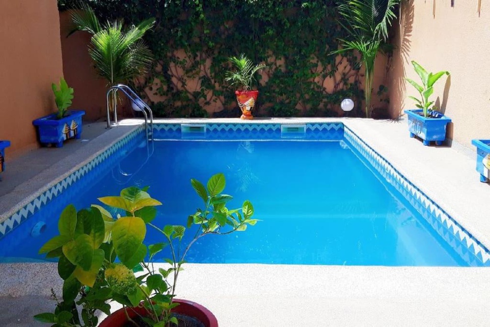 UN VIGILE DE LA SOCIÉTÉ SENEGUINDIA TRAÎNÉ AU TRIBUNAL : Pour une baignade dans la piscine d'une villa dont il assure la garde, il a fracturé le bras d'un résident avec une brique UN VIGILE DE LA SOCIÉTÉ SENEGUINDIA TRAÎNÉ AU TRIBUNAL : Pour une baignade dans la piscine d'une villa dont il assure la garde, il a fracturé le bras d'un résident avec une brique