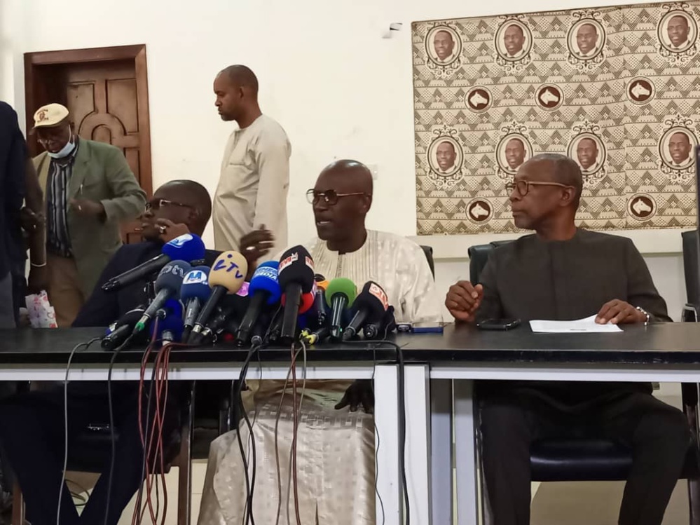 SECRÉTARIAT EXÉCUTIF NATIONAL DE L’APR Macky ignore les dissidents, zappe certains alliés comme le Ps, ‘’focusse’’ sur le parrainage et mise sur ses hommes pour la victoire de son candidat Amadou Bâ SECRÉTARIAT EXÉCUTIF NATIONAL DE L’APR Macky ignore les dissidents, zappe certains alliés comme le Ps, ‘’focusse’’ sur le parrainage et mise sur ses hommes pour la victoire de son candidat Amadou Bâ