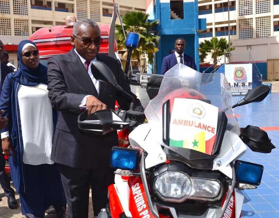 ME SIDIKI KABA MINISTRE DE L'INTÉRIEUR EN VISITE A LA BNSP : «Nous avons du matériel qui permet de faire face aux enjeux complexes de l’intelligence artificielle, ... du matériel qui rassure» ME SIDIKI KABA MINISTRE DE L'INTÉRIEUR EN VISITE A LA BNSP : «Nous avons du matériel qui permet de faire face aux enjeux complexes de l’intelligence artificielle, ... du matériel qui rassure»