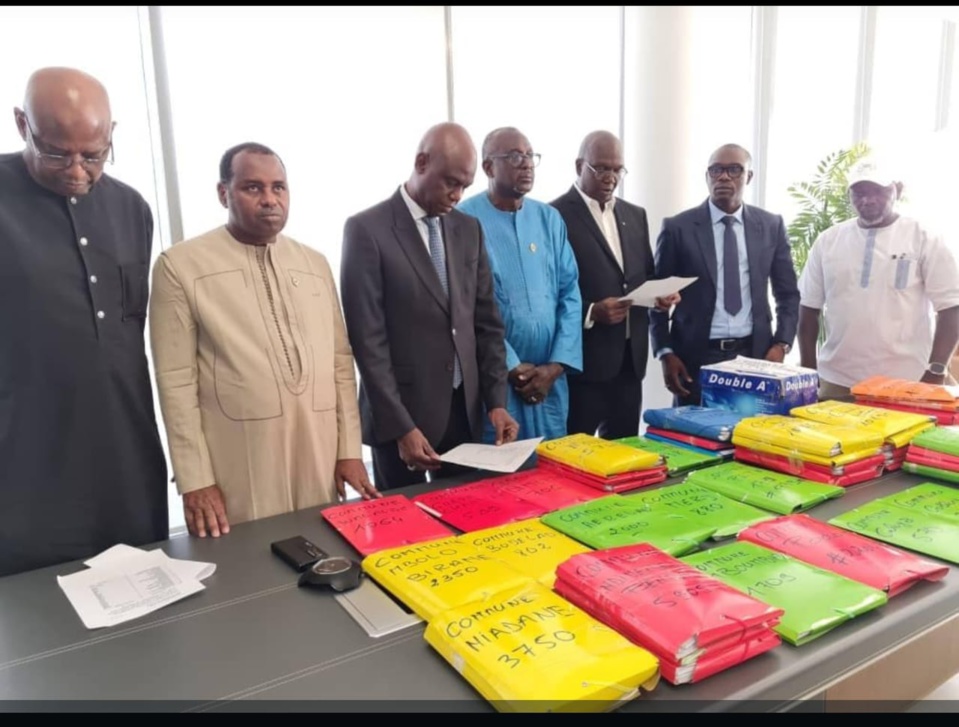 92 951 parrains de Cheikh Oumar Anne remis à Mansour Faye 92 951 parrains de Cheikh Oumar Anne remis à Mansour Faye