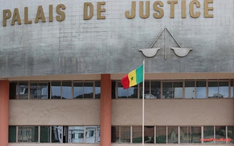 TRIBUNAL DE DAKAR : La "aawo" profite du sommeil de leur époux, s'empare de son portable et publie les photos obscènes de la "niareel" TRIBUNAL DE DAKAR : La "aawo" profite du sommeil de leur époux, s'empare de son portable et publie les photos obscènes de la "niareel"