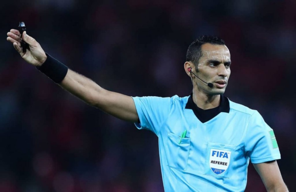 L’arbitre Mustapha Ghorbal au sifflet L’arbitre Mustapha Ghorbal au sifflet