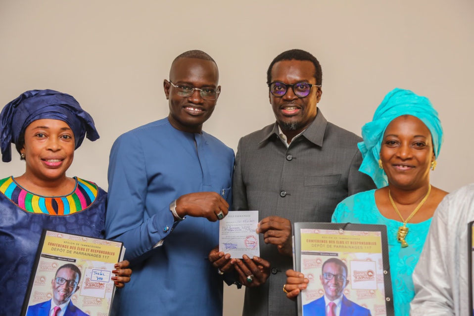 Élection présidentielle 2024 Le DG de la Sicap Mamadou Kassé remet 51.580 parrains à Amadou Ba
