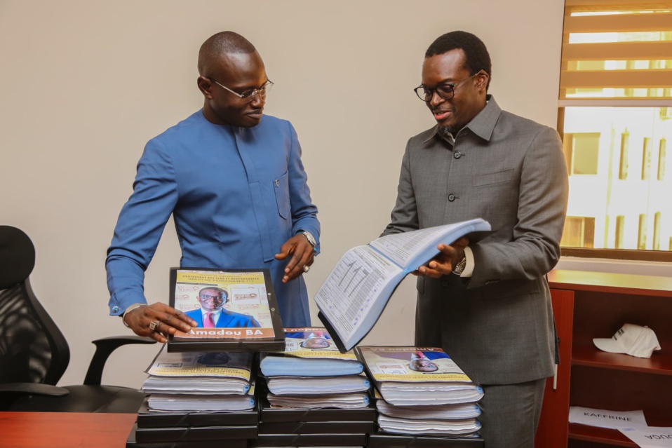 Élection présidentielle 2024 Le DG de la Sicap Mamadou Kassé remet 51.580 parrains à Amadou Ba Élection présidentielle 2024 Le DG de la Sicap Mamadou Kassé remet 51.580 parrains à Amadou Ba