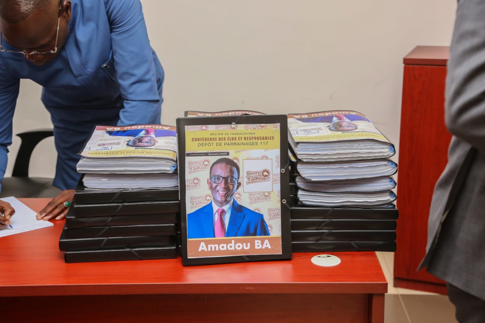 Élection présidentielle 2024 Le DG de la Sicap Mamadou Kassé remet 51.580 parrains à Amadou Ba Élection présidentielle 2024 Le DG de la Sicap Mamadou Kassé remet 51.580 parrains à Amadou Ba