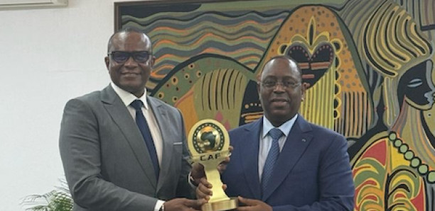 Prix d’Excellence Caf Awards 2023 : Le Président Macky Sall a reçu son trophée