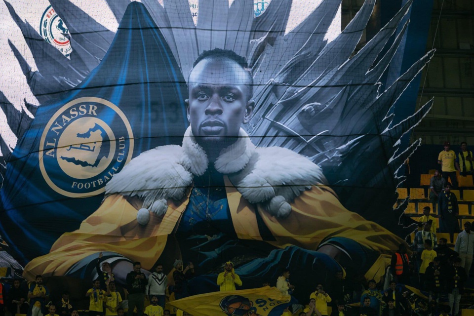 POUR SON DERNIER MATCH À DOMICILE AVANT LA CAN : Les supporters de Al Nassr ont sorti un tifo géant pour le « roi » Sadio Mané POUR SON DERNIER MATCH À DOMICILE AVANT LA CAN : Les supporters de Al Nassr ont sorti un tifo géant pour le « roi » Sadio Mané