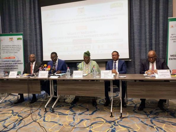 Cnra sort encore le gourdin