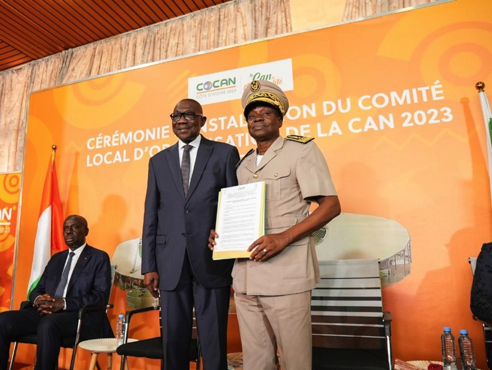 FORTE COLONIE SENEGALAISE, COLOCAN À YAMOUSSOUKRO, PROBLÈME DE BILLETTERIE...: On se pose avec Koulibaly Gando, préfet de Yamoussoukro FORTE COLONIE SENEGALAISE, COLOCAN À YAMOUSSOUKRO, PROBLÈME DE BILLETTERIE...: On se pose avec Koulibaly Gando, préfet de Yamoussoukro