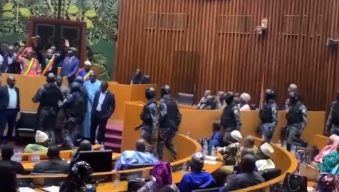 La gendarmerie s’invite encore à l’hémicycle, des députés brutalisés