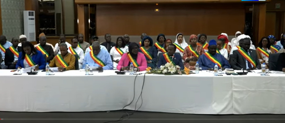 ABDOU MBOW EN SÉANCE D’EXPLICATION AU PEUPLE : «Il ne s’agit pas de prolonger le mandat, … nous sommes toujours dans l’année électorale» ABDOU MBOW EN SÉANCE D’EXPLICATION AU PEUPLE : «Il ne s’agit pas de prolonger le mandat, … nous sommes toujours dans l’année électorale»