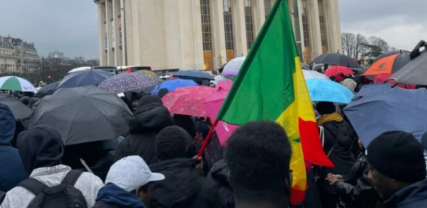 2.000 manifestants protestent à Paris contre le report de la Présidentielle