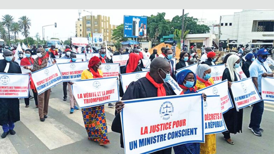 DEROULANT DES PLANS D’ACTIONS DEPUIS 3 MOIS : Le Sytjust fait appel au président de la République pour la généralisation de la hiérarchie A2 à tous les greffiers DEROULANT DES PLANS D’ACTIONS DEPUIS 3 MOIS : Le Sytjust fait appel au président de la République pour la généralisation de la hiérarchie A2 à tous les greffiers