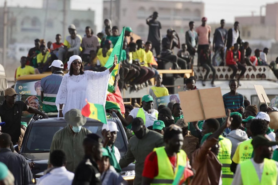 ANTA BABACAR NGOM DÉFIE SES ADVERSAIRES : «Que les 18 autres candidats nous disent ce qu’ils ont fait pour le pays, avec leurs propres moyens, comme nous» ANTA BABACAR NGOM DÉFIE SES ADVERSAIRES : «Que les 18 autres candidats nous disent ce qu’ils ont fait pour le pays, avec leurs propres moyens, comme nous»