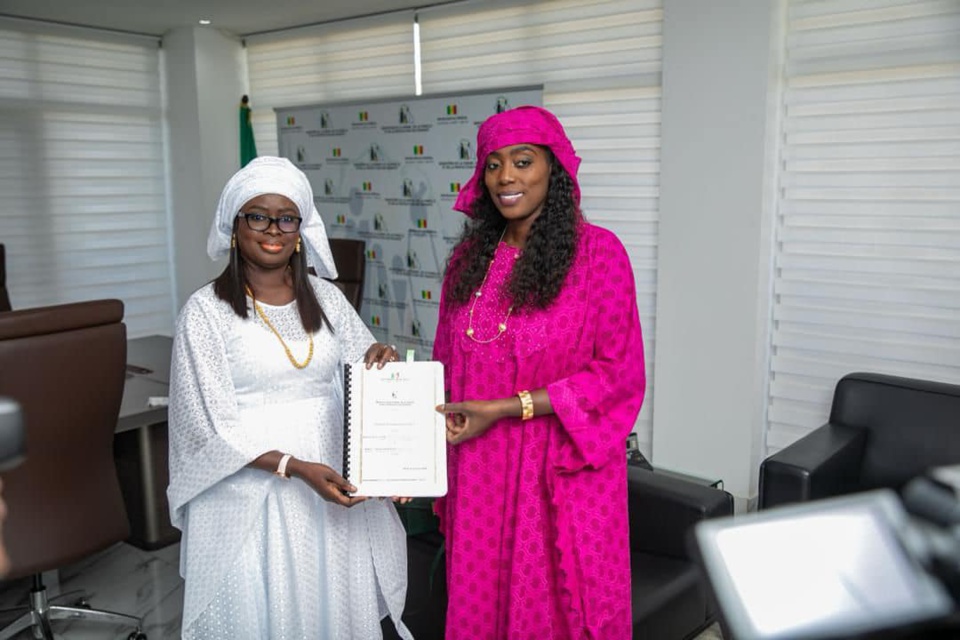 PASSATION DE SERVICE AU MINISTERE DE LA FEMME : Fatou Diané Guèye passe le témoin à Thérèse Faye Diouf qui rassure et promet PASSATION DE SERVICE AU MINISTERE DE LA FEMME : Fatou Diané Guèye passe le témoin à Thérèse Faye Diouf qui rassure et promet