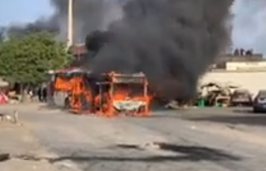 Pikine un bus Dakar Dem Dikk incendié : Des jeunes remontés contre la police après la mort de leur ami Ameth Diop