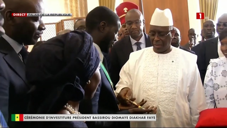 INSTALLATION DU PRÉSIDENT DIOMAYE FAYE : Macky Sall quitte le palais de la République escorté par des centaines de partisans reconnaissants