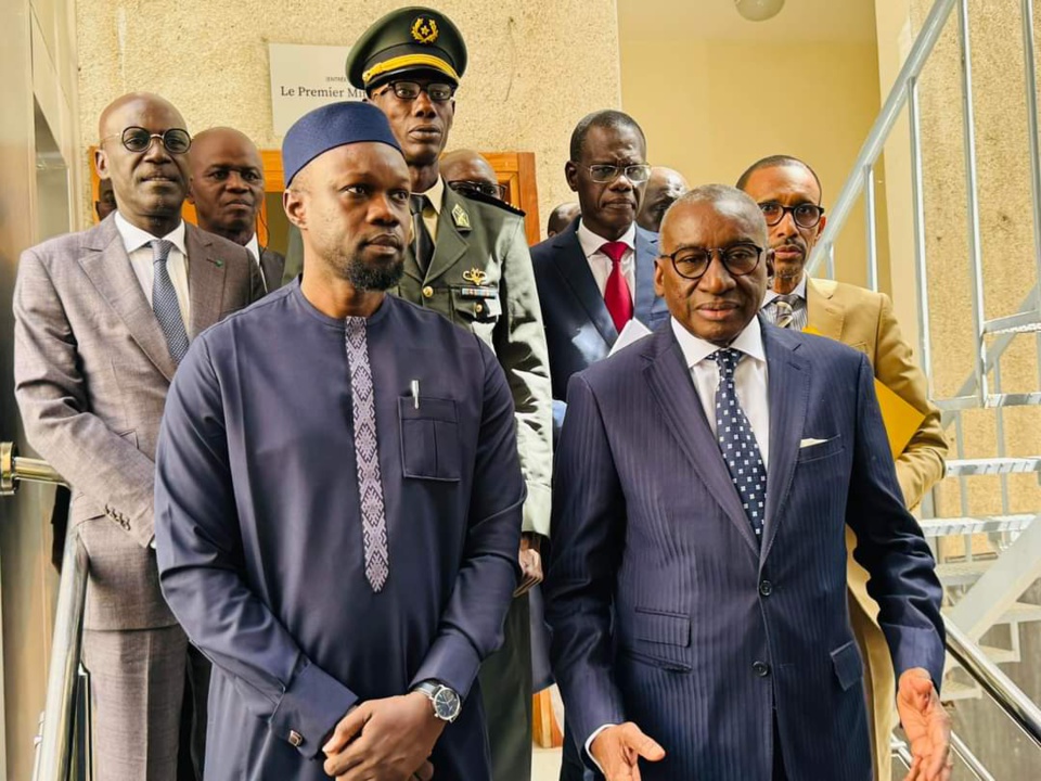 PASSATION DE SERVICE A LA PRIMATURE : Sidiki Kaba et Ousmane Sonko se jettent des fleurs PASSATION DE SERVICE A LA PRIMATURE : Sidiki Kaba et Ousmane Sonko se jettent des fleurs