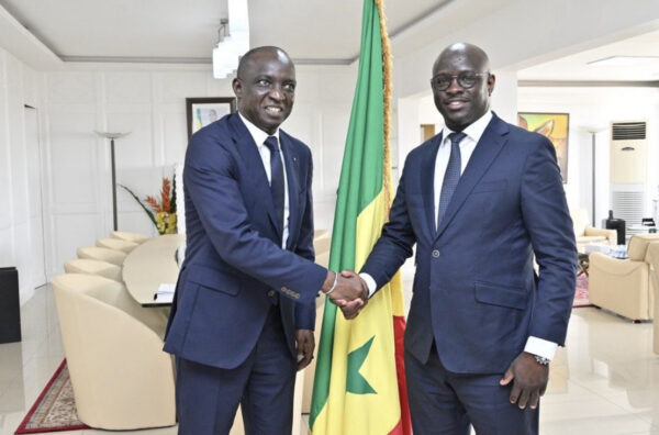 Remise de cadeaux entre Cheikh Diba et son mentor