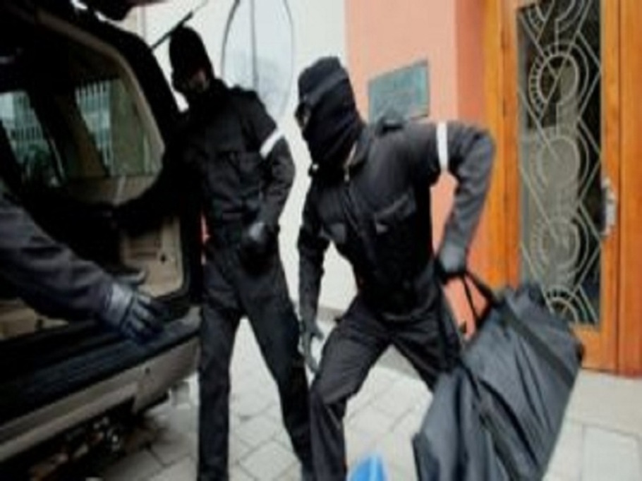 SCENE DIGNE D’UN FILM HOLLYWOODIEN A HANN MARISTES : Des bandits encagoulés pointent une arme à feu sur le vigile, rentrent dans la maison et s’emparent de plus de 30 millions et des appareils électroménagers