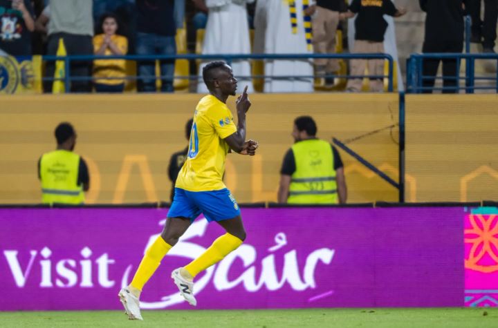 Sadio Mané brille avec un doublé et conduit Al Nassr à la victoire contre Al Feiha