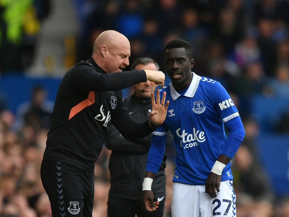 EVERTON : LE COACH SEAN DYCHE ÉVOQUE L’IMPORTANCE D’IDRISSA GANA GUEYE : « J’ai beaucoup de respect pour lui, il comprend le football » EVERTON : LE COACH SEAN DYCHE ÉVOQUE L’IMPORTANCE D’IDRISSA GANA GUEYE : « J’ai beaucoup de respect pour lui, il comprend le football »