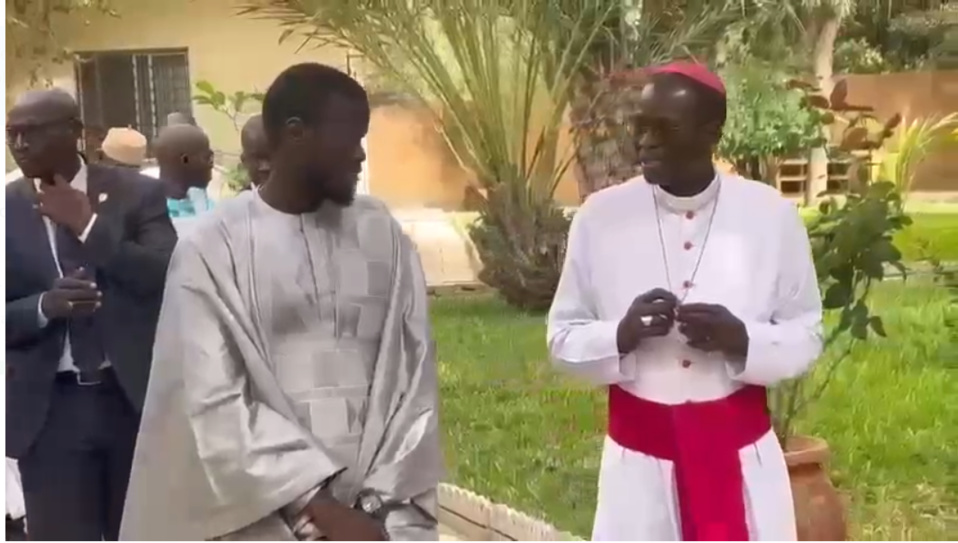 VISITE DU PRÉSIDENT DIOMAYE FAYE CHEZ MONSEIGNEUR BENJAMIN NDIAYE : L’Archevêque a béni Diomaye qui assure de sa disponibilité et sollicite des prières